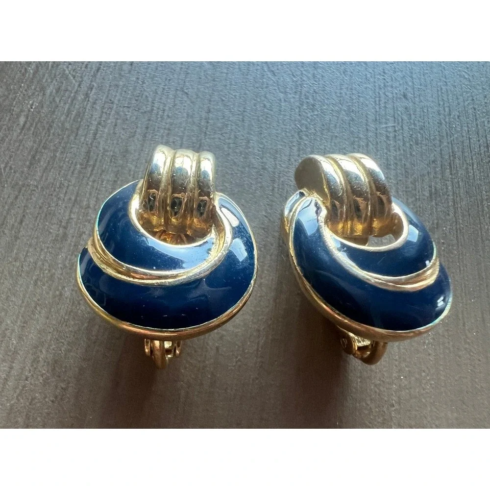 Trifari vintage clip